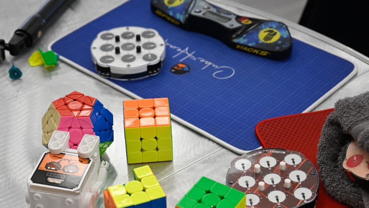 Négy másodperc alatt rakta ki a Rubik-kockát a hatéves kínai kislány + videó
