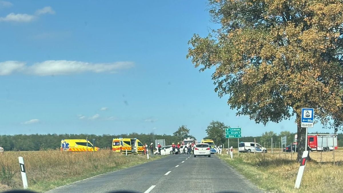 Kisbusz és személyautó karambolozott Vas megyében, teljesen lezárták útszakaszt - fotó