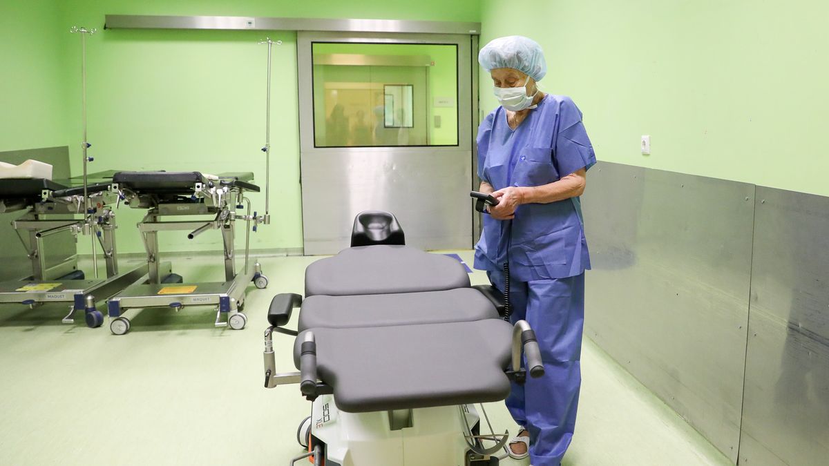 Új műtőasztal segíti a betegellátást a kórház Szemészeti Osztályán