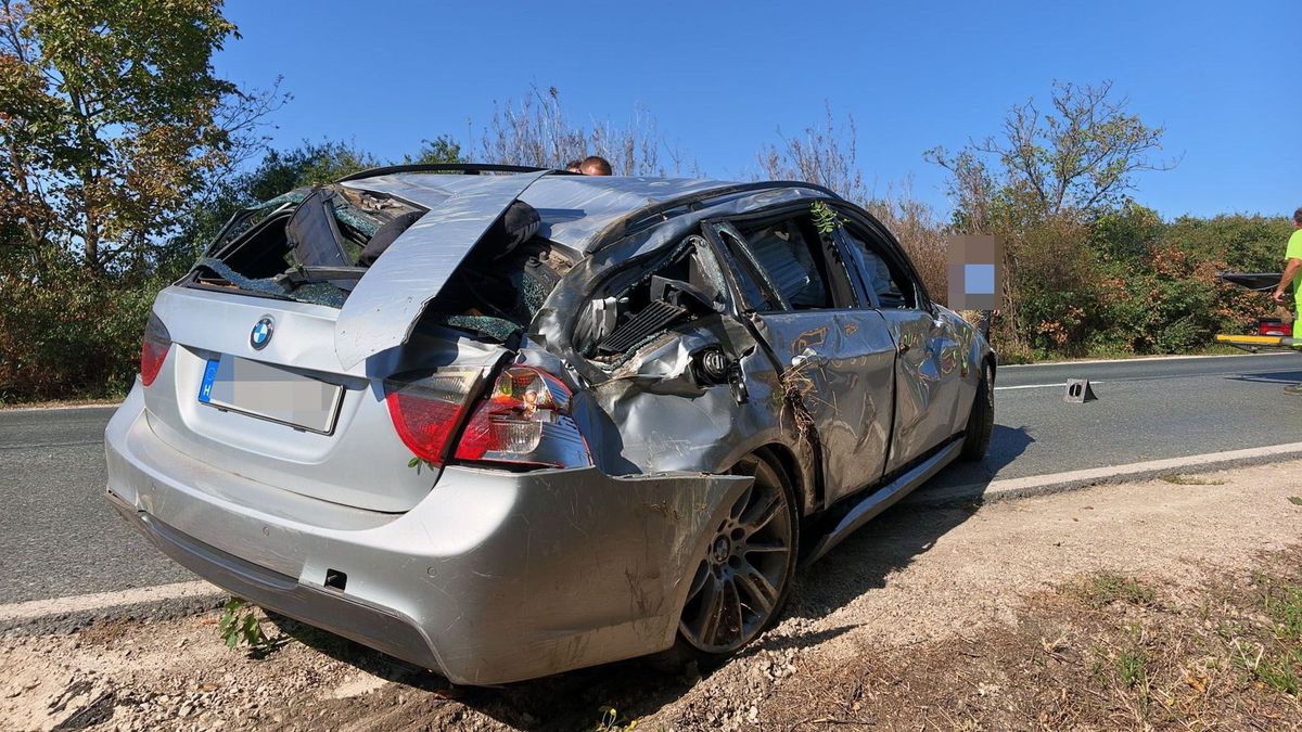 Újabb baleset a 87-es úton: Felborult egy BMW, miután egy kanyarodó járművel ütközött - fotók