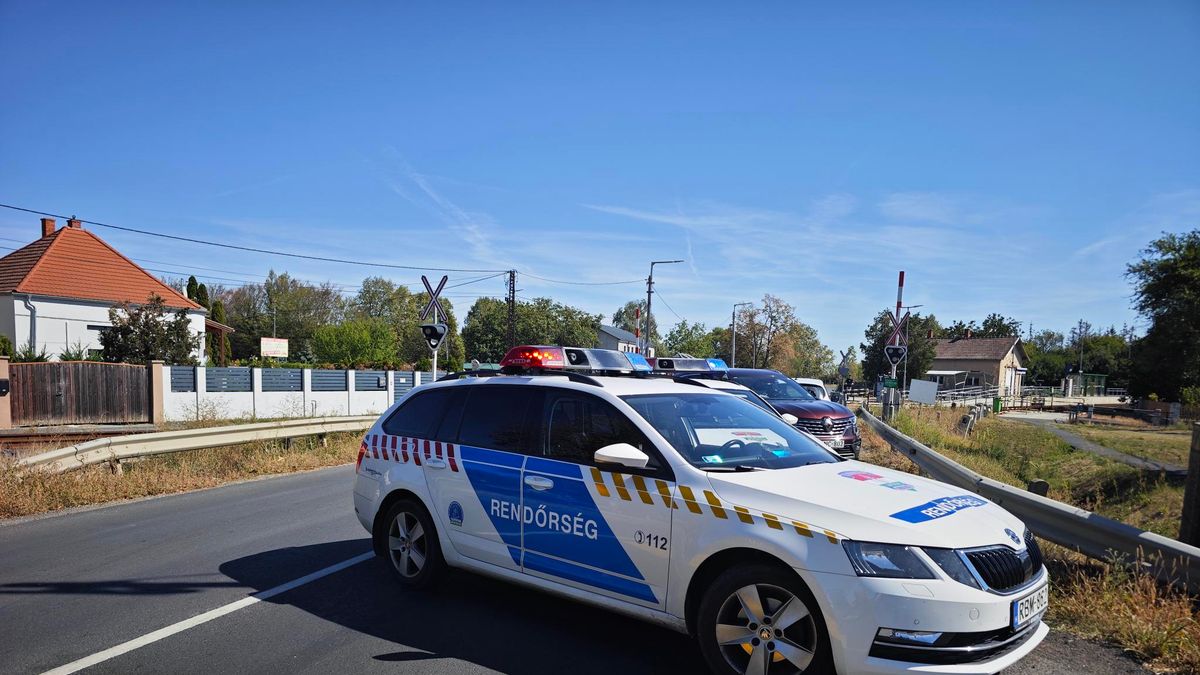 Halálos baleset a 87-es főúton, kamionnal ütközött egy autó