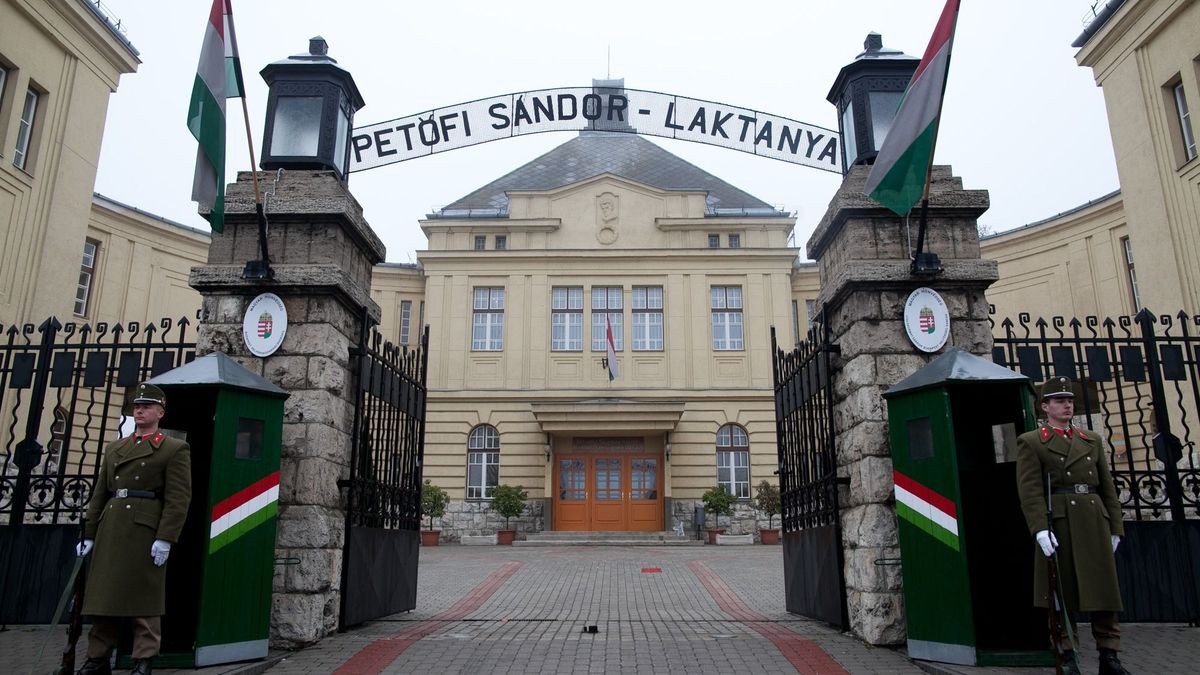Új helyre kerülnek a milliárdok: több tucat laktanyát újítanak fel