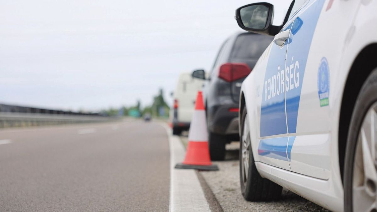 Oldalára borult egy kisbusz Sárvárnál, teljesen lezárták az utat