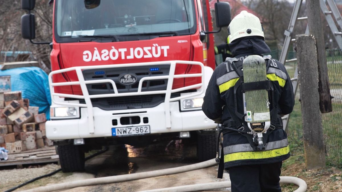 Kigyulladt egy autóbusz Celldömölkön
