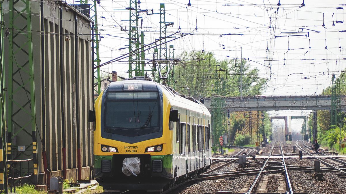 Megszakította útját a celldömölki vonat, átszállítják az utasokat