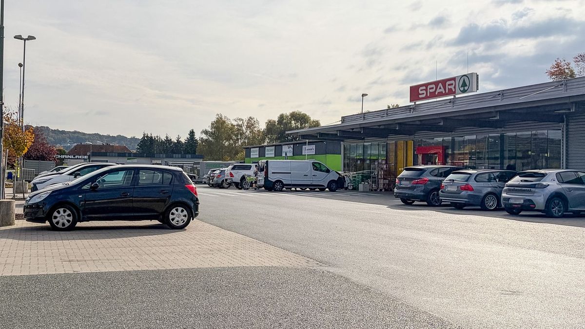 Falap a szupermarket kirakatában - A burgenlandi ATM robbantás helyszínén jártunk