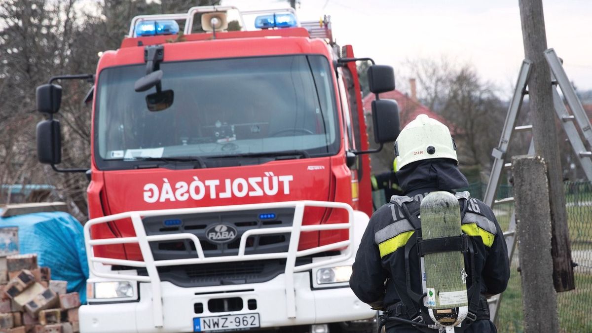 Kigyulladt három garázs Szombathelyen, mentők is érkeztek a helyszínre