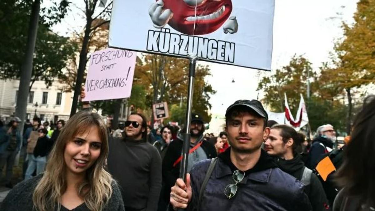 Tízezrek vonultak utcára Bécsben: az egyetemek finanszírozása miatt tüntettek a diákok