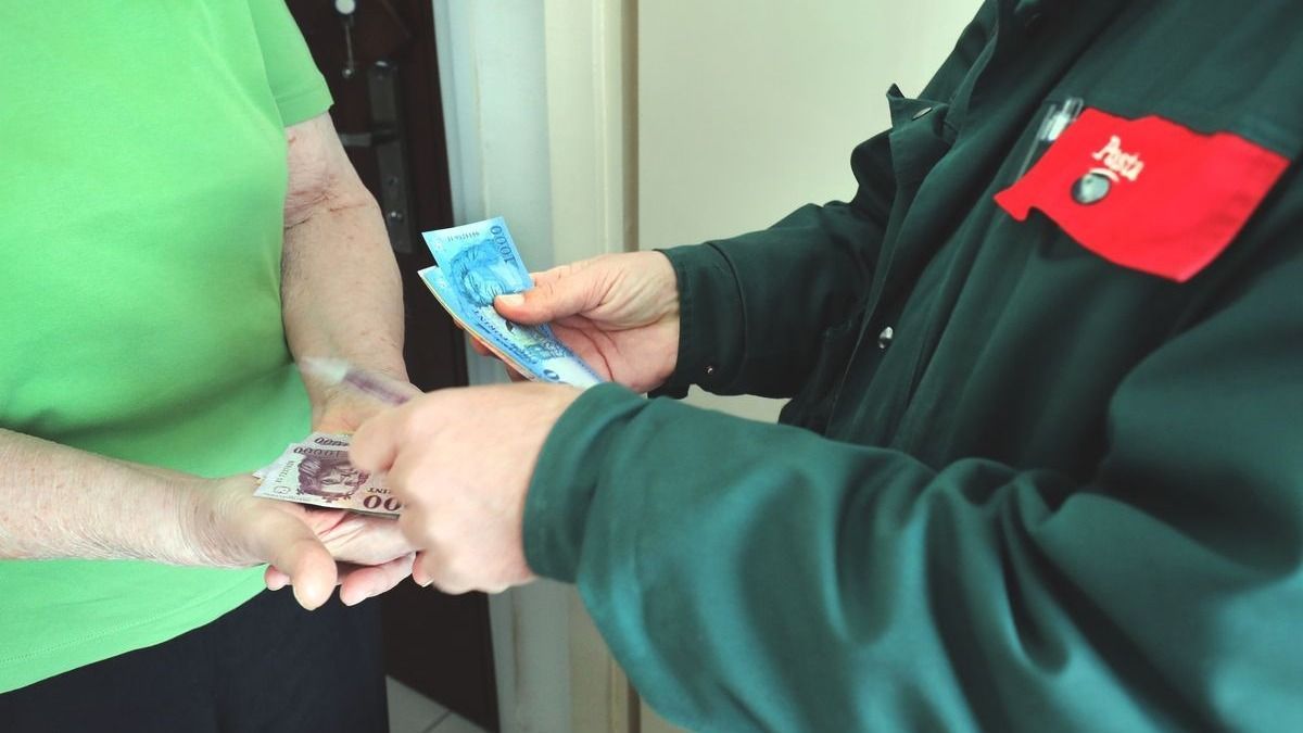 Az a nyugdíjas jár jobban, akinek a postás viszi a nyugdíjat