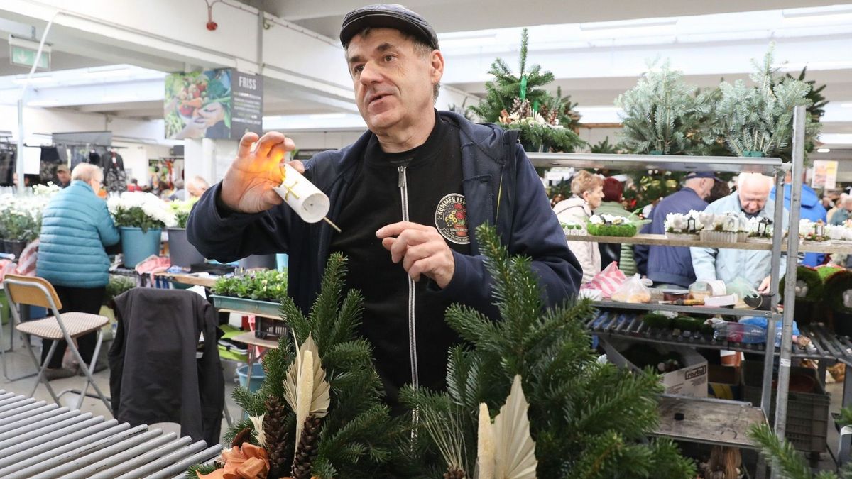 Mennyibe kerül idén a mindenszenteki megemlékezés? Mutatjuk a koszorú árakat