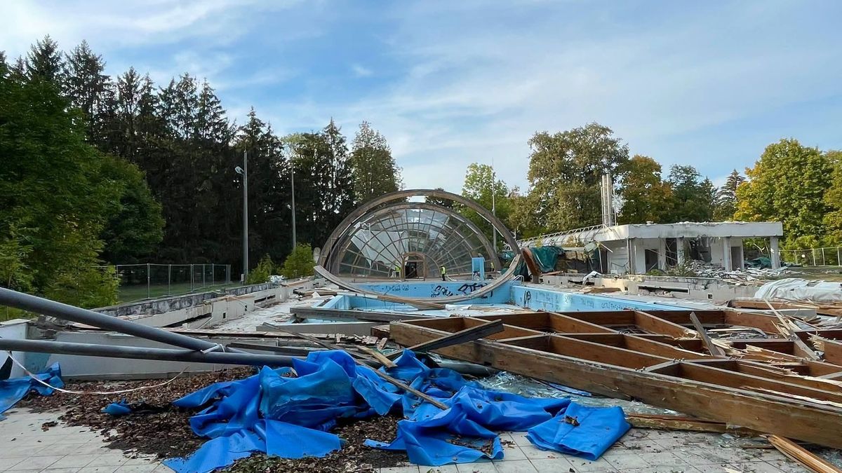 Szomorú nap a kőszegiek életében, búcsúznak a város uszodájától