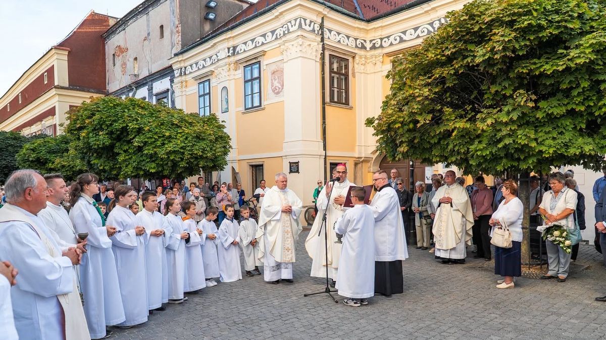 Templomszentelés Kőszegen: dr. Székely János megyéspüspök kért áldást a Jézus Szíve plébániatemplomra és a Szent Imre templomra