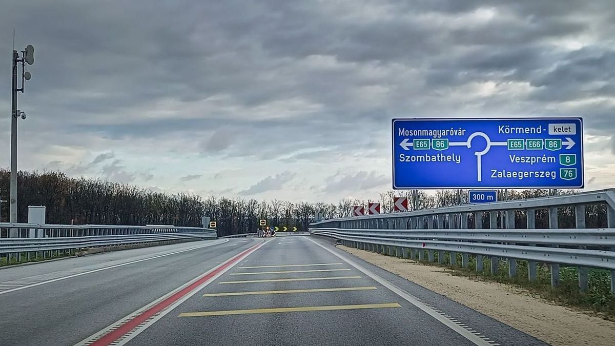 Bajba kerültél az úton vagy baleset ért? Itt van a Közút megoldása, ami segíthet